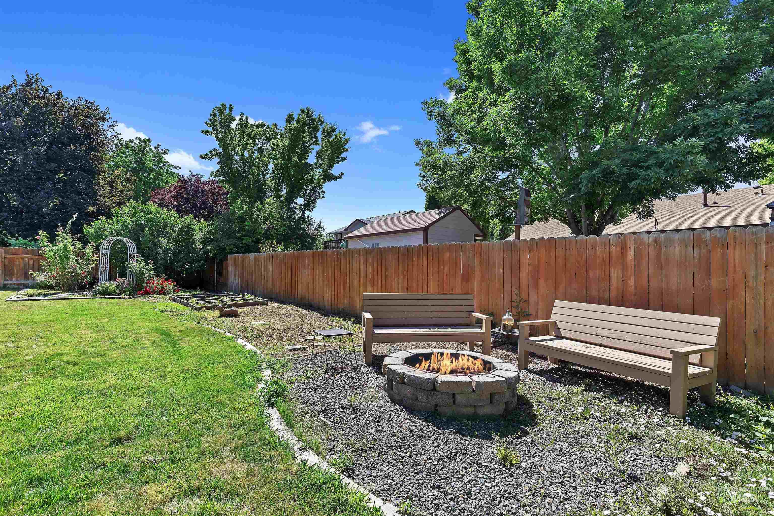 2015 E Three Bars Dr., Meridian, Idaho 83642-4521, 3 Bedrooms, 2 Bathrooms, Residential For Sale, Price $450,000,MLS 98849226