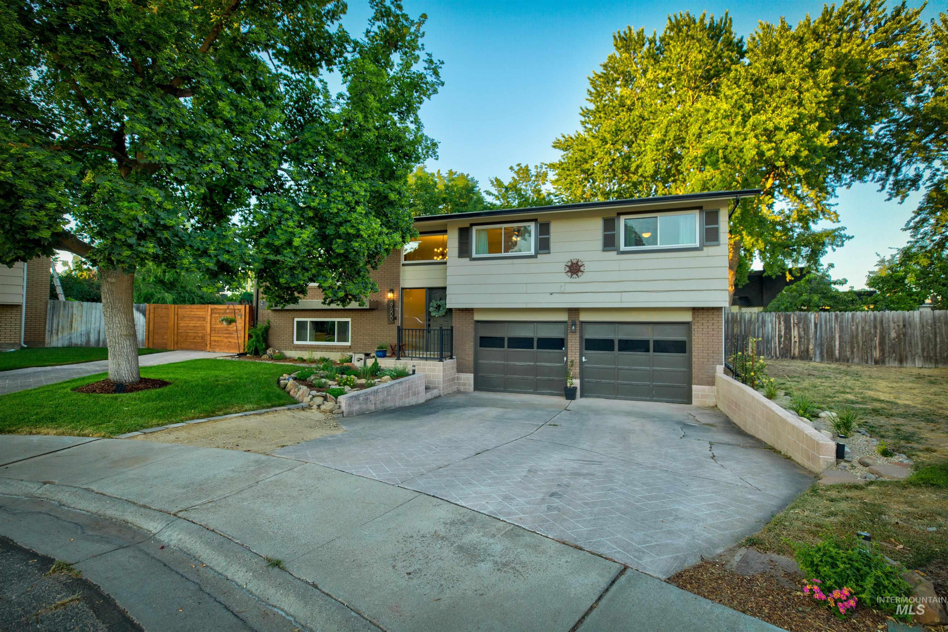 9500 W Dorsetshire Place, Boise, Idaho 83704, 4 Bedrooms, 2 Bathrooms, Residential For Sale, Price $479,000,MLS 98852090