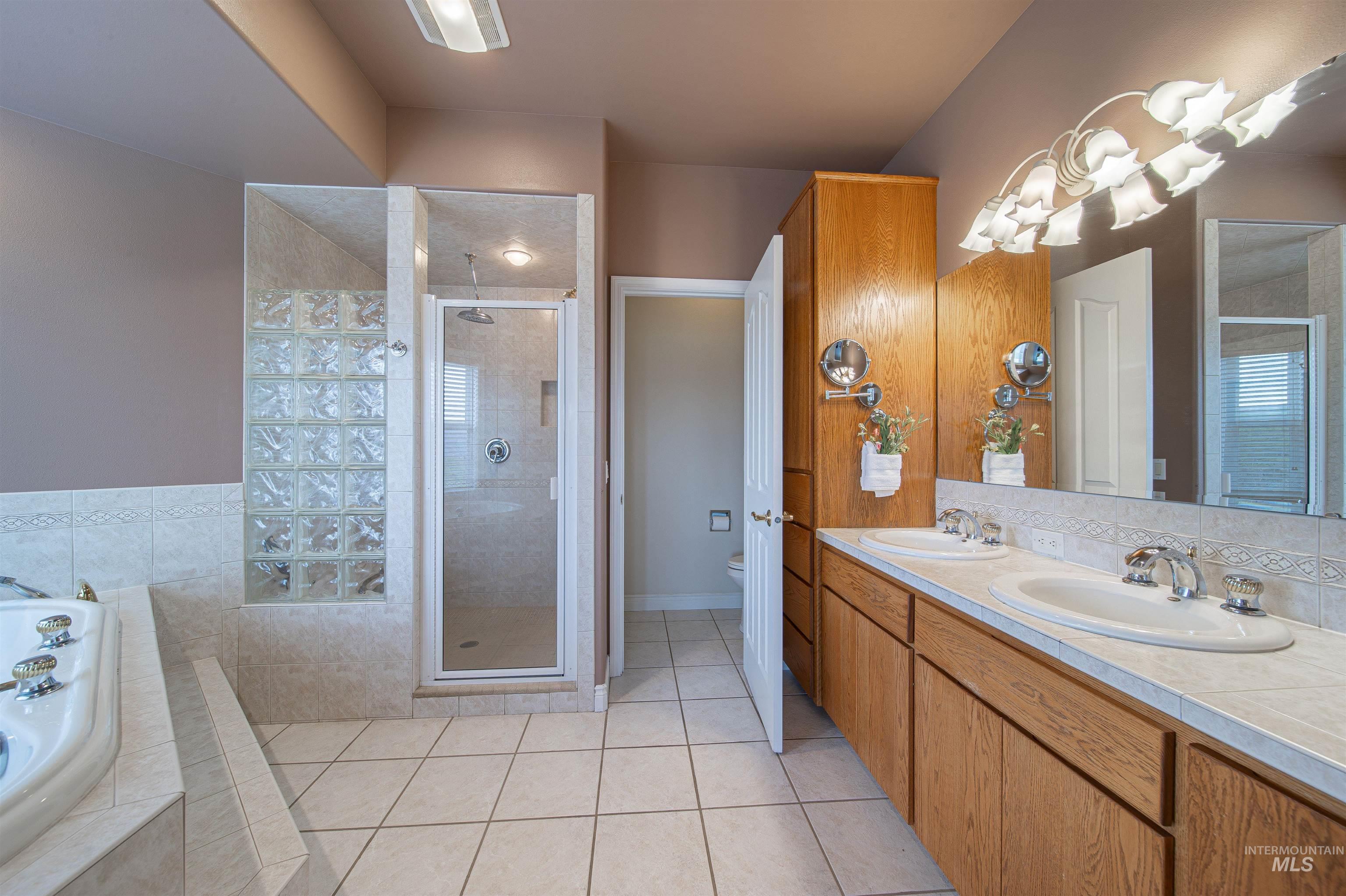 1993 & 1971 10th Ave, Clarkston, Washington 99403, 5 Bedrooms, 3.5 Bathrooms, Residential For Sale, Price $910,000, 98882172