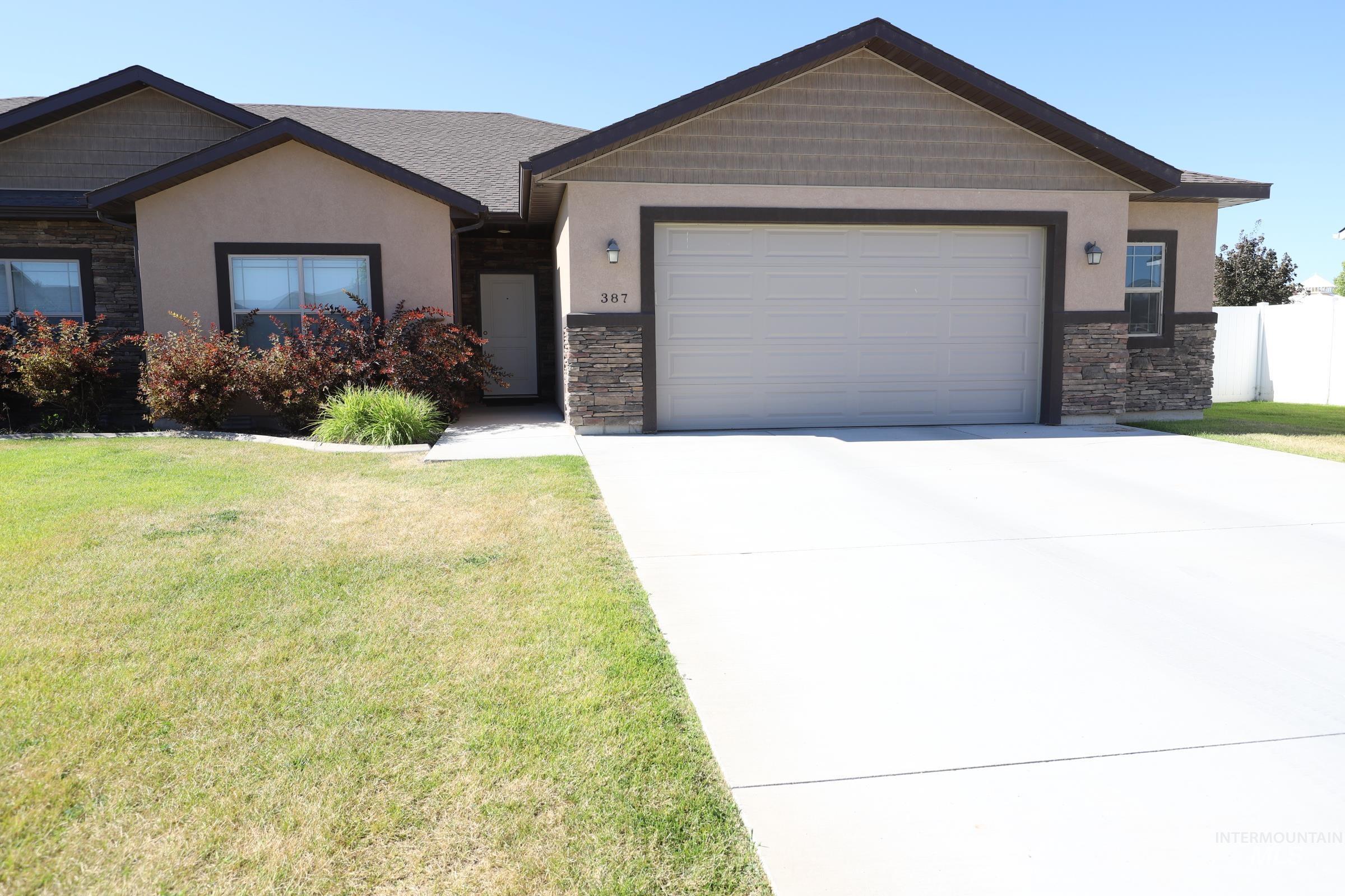 387 Arrowhead Path, Twin Falls, Idaho 83301, 3 Bedrooms, 2 Bathrooms, Residential For Sale, Price $385,000,MLS 98886872