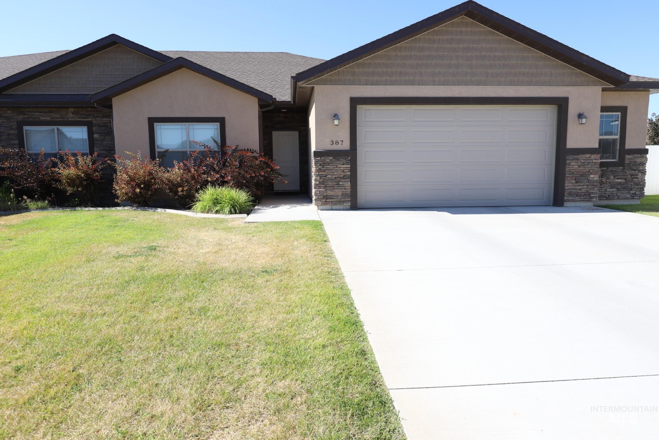 387 Arrowhead Path, Twin Falls, Idaho 83301, 3 Bedrooms, 2 Bathrooms, Residential For Sale, Price $385,000,MLS 98886872