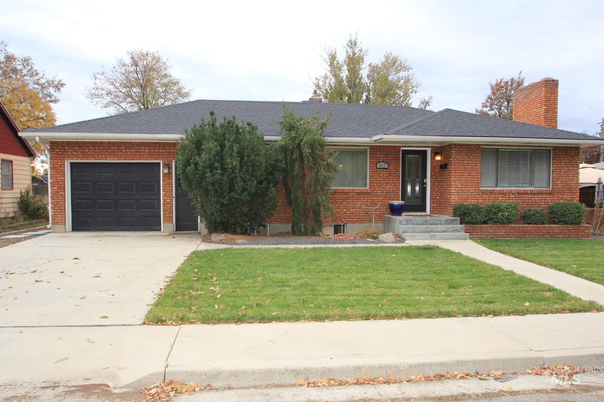 417 E Idaho Ave, Meridian, Idaho 83642, 3 Bedrooms, 2 Bathrooms, Residential For Sale, Price $464,900,MLS 98894640