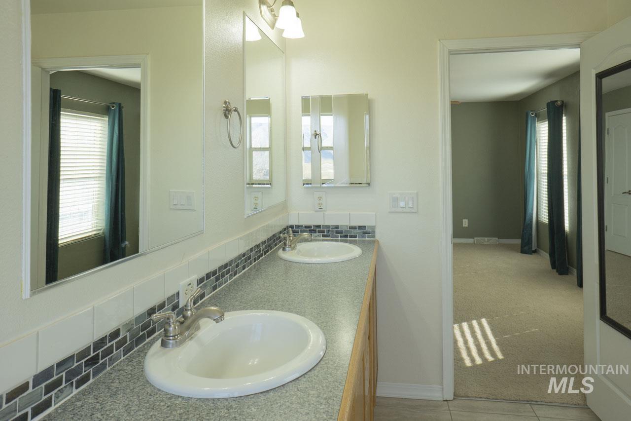 8 Jerusalem Rd., Horseshoe Bend, Idaho 83629, 5 Bedrooms, 4 Bathrooms, Residential For Sale, Price $699,000,MLS 98895610