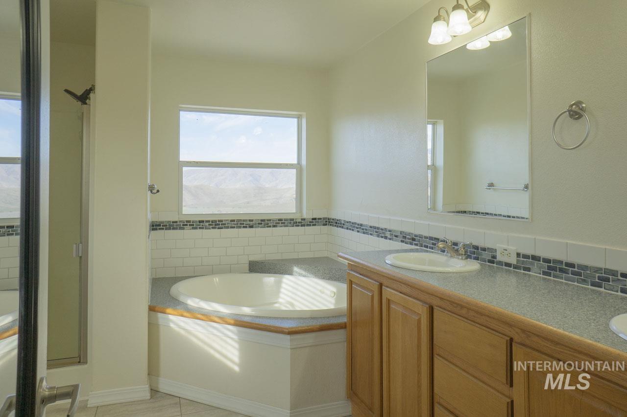 8 Jerusalem Rd., Horseshoe Bend, Idaho 83629, 5 Bedrooms, 4 Bathrooms, Residential For Sale, Price $699,000,MLS 98895610