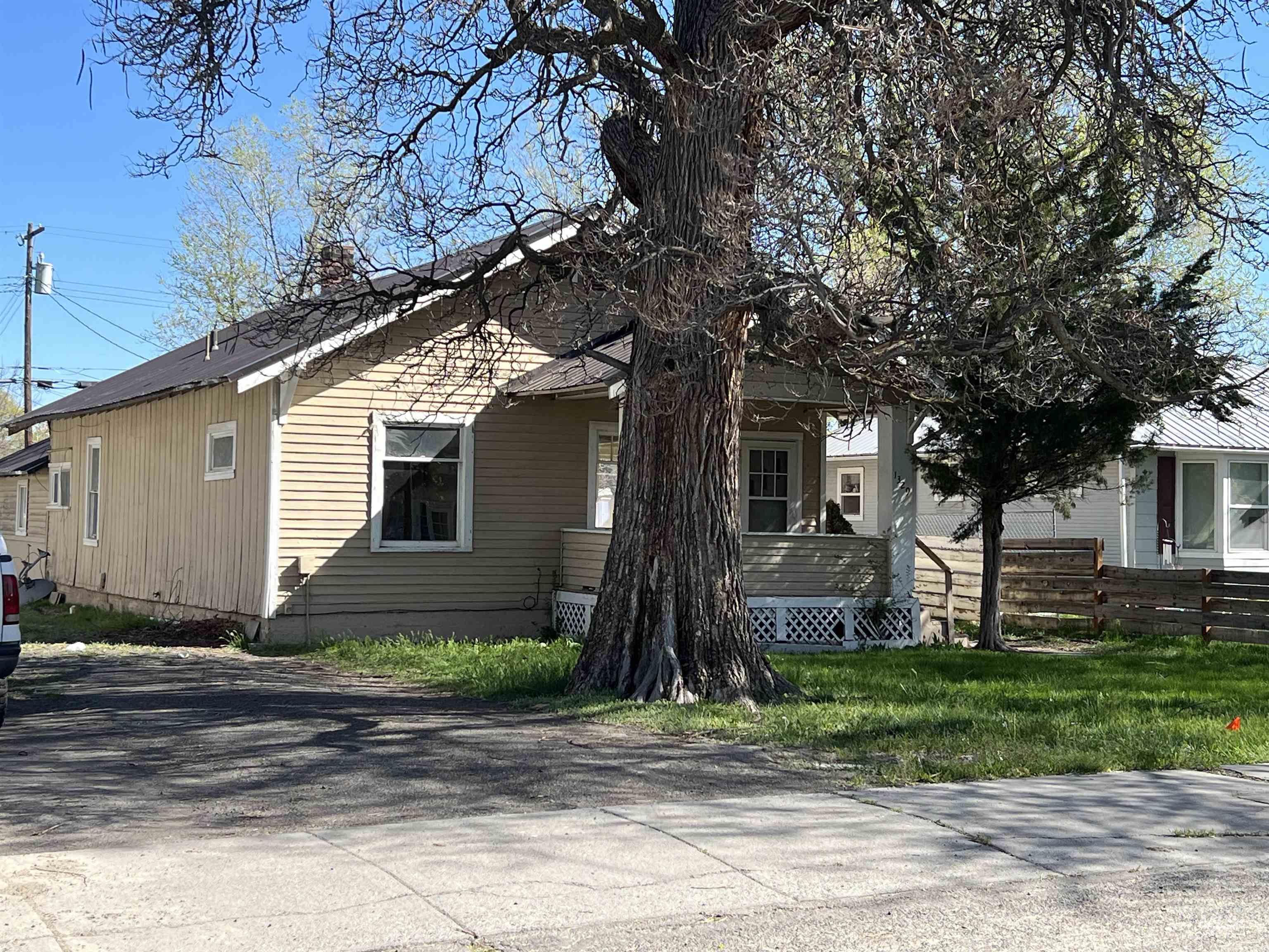 1329 8th Ave E, Twin Falls, Idaho 83301-6927, 3 Bedrooms, 1 Bathroom, Residential Income For Sale, Price $247,000,MLS 98895669