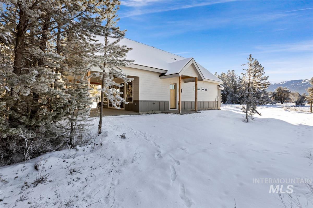18 White Fir Loop, Donnelly, Idaho 83615, 3 Bedrooms, 2 Bathrooms, Residential For Sale, Price $689,900,MLS 98896611