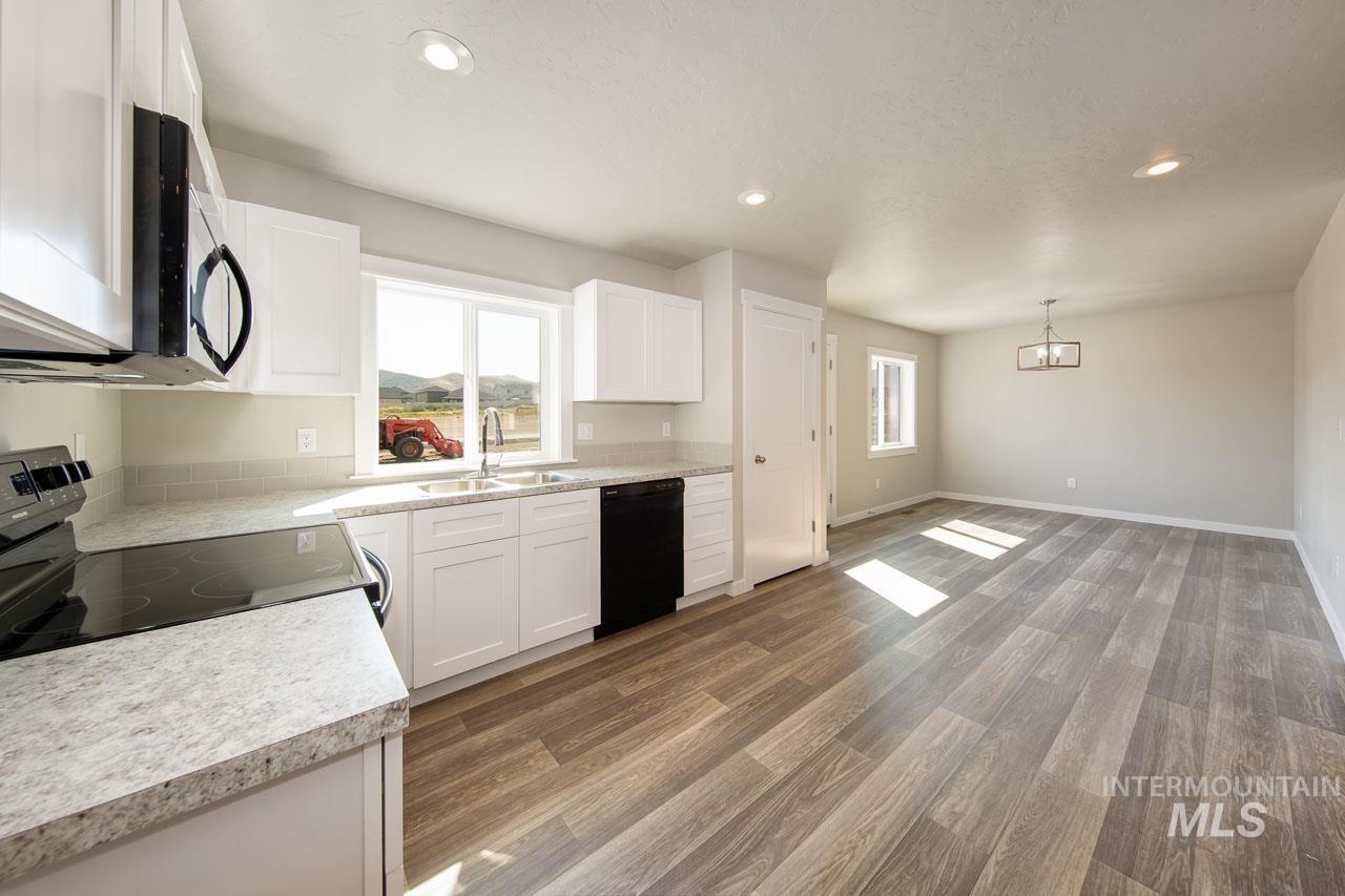 1841 Regency Way, Emmett, Idaho 83617, 3 Bedrooms, 2 Bathrooms, Residential For Sale, Price $399,300, 98899652