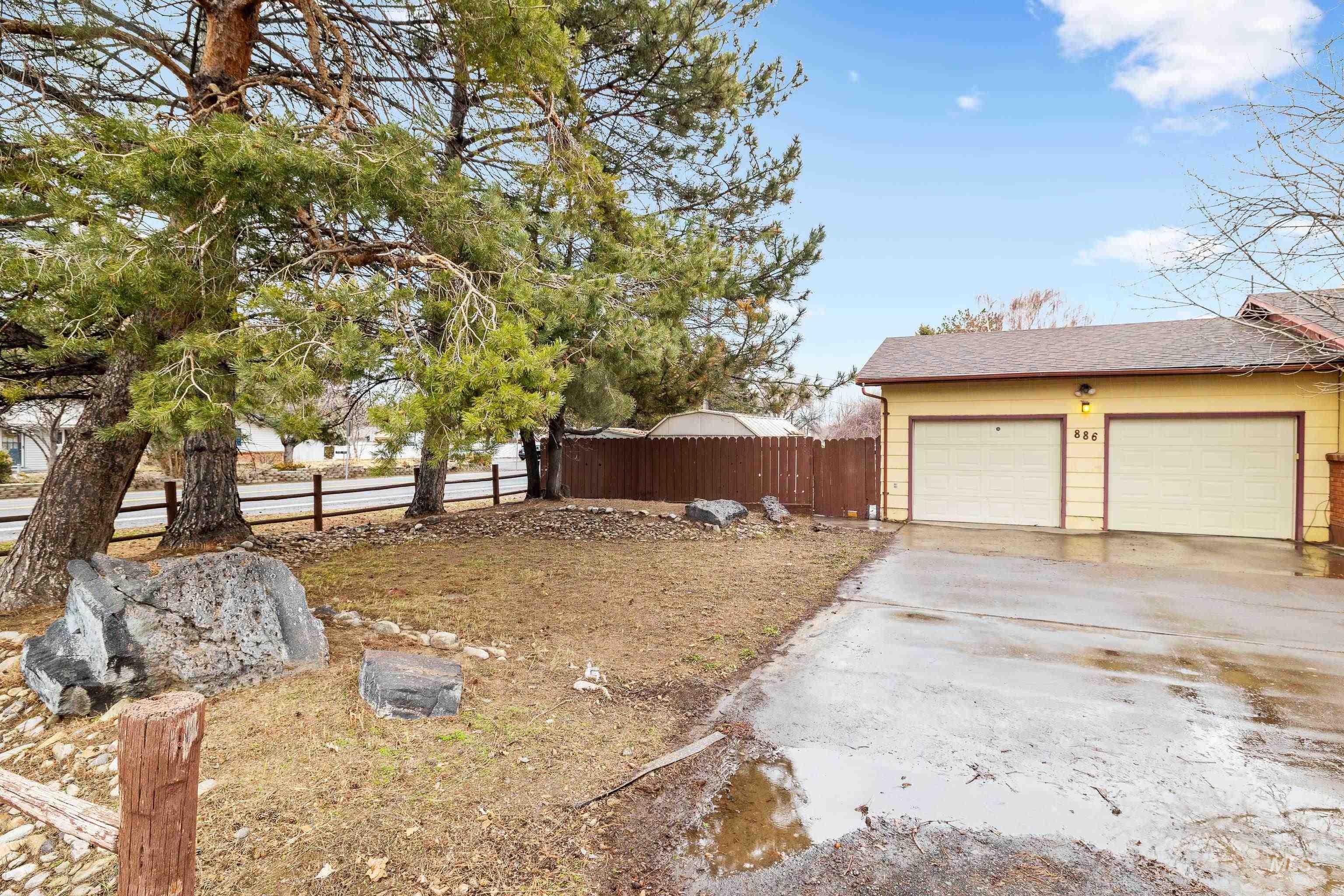 886 College Drive, Twin Falls, Idaho 83301, 3 Bedrooms, 2 Bathrooms, Residential For Sale, Price $360,000,MLS 98899971