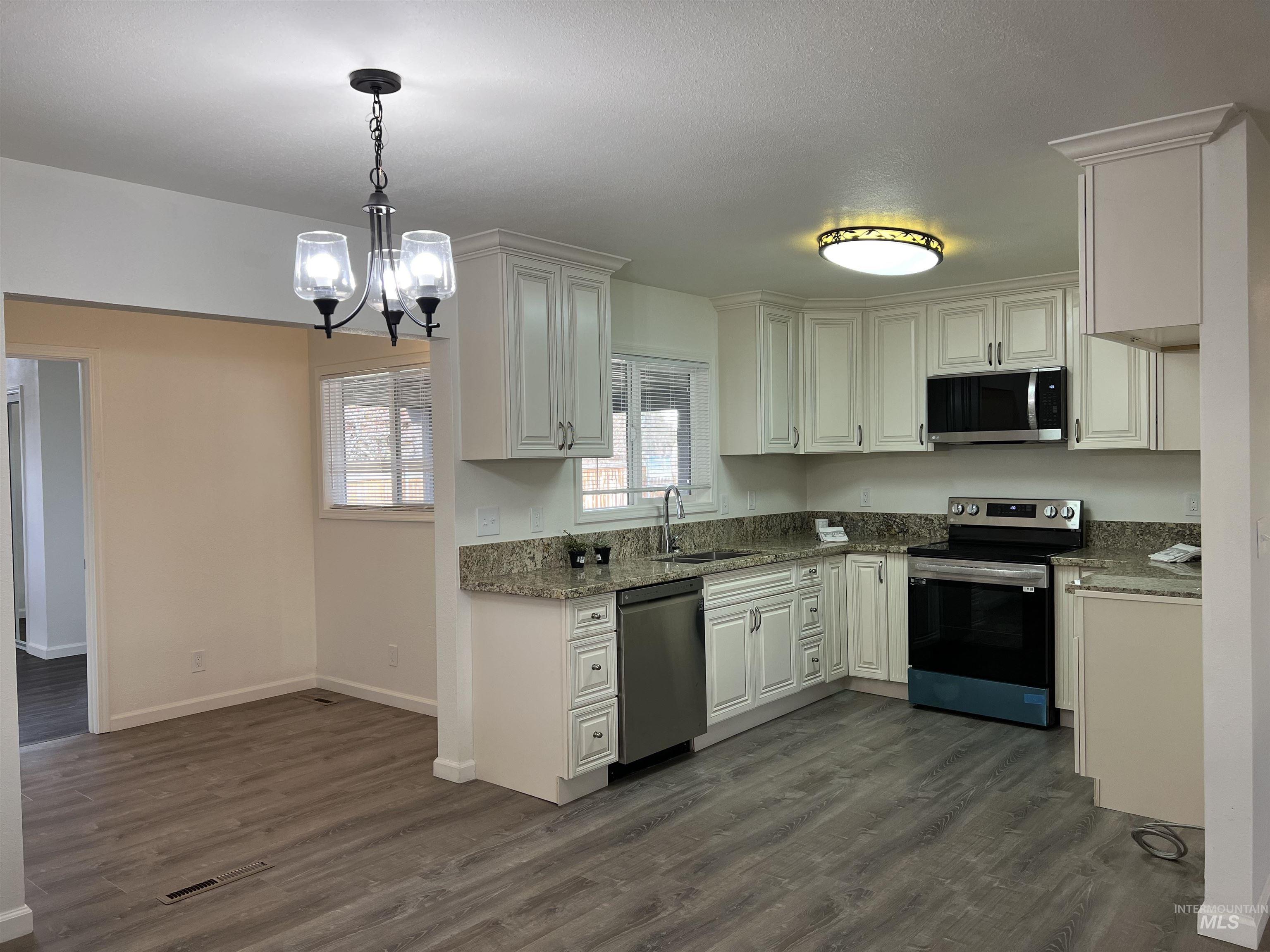 1425 W Idaho, Ontario, Oregon 97914, 4 Bedrooms, 2 Bathrooms, Residential For Sale, Price $366,000, 98900178