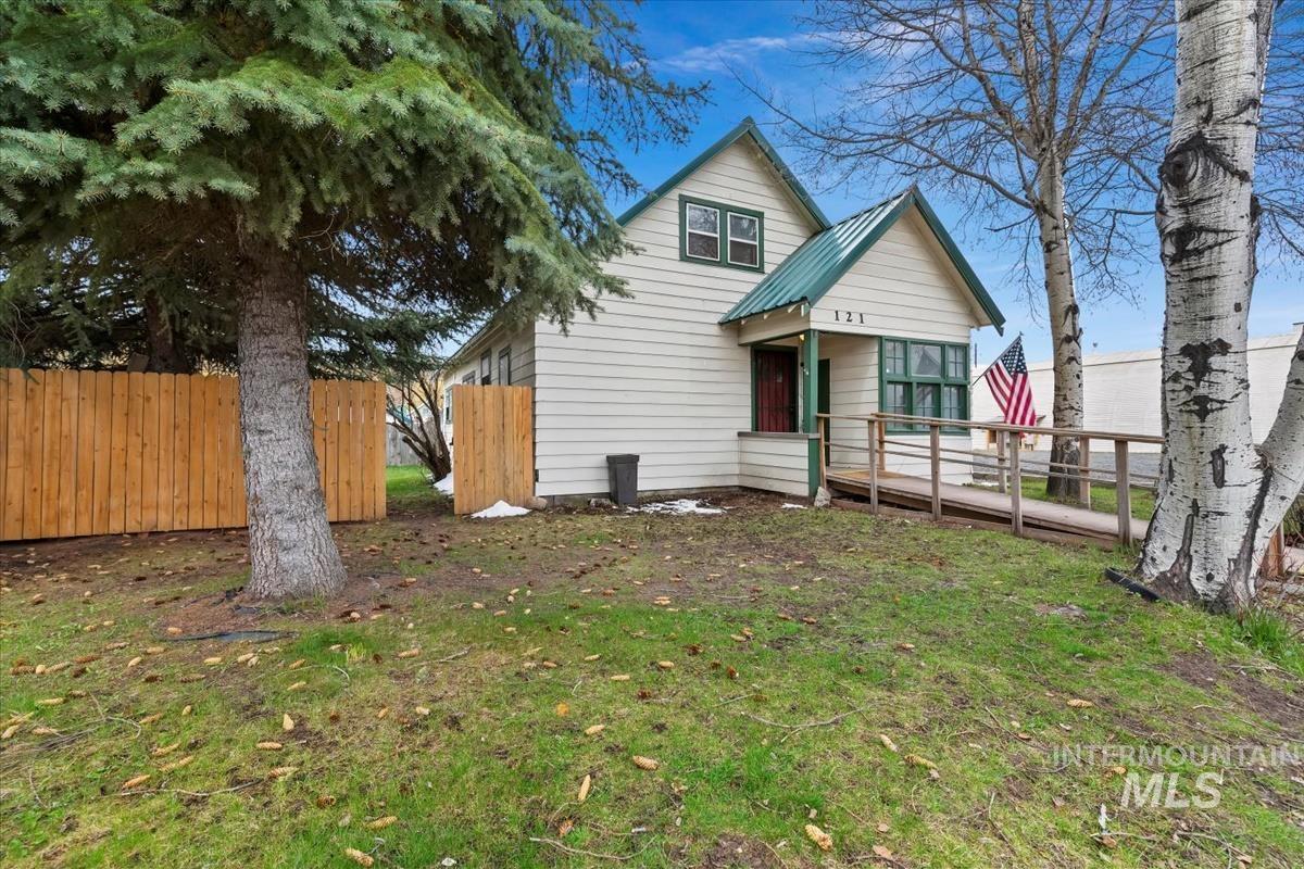 121 S Main Street, Cascade, Idaho 83611, 3 Bedrooms, 2 Bathrooms, Residential For Sale, Price $475,000,MLS 98902896