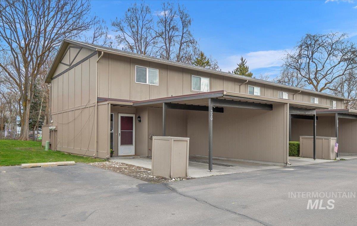 320 N Eagle Glen Ln, Eagle, Idaho 83616, 2 Bedrooms, 1.5 Bathrooms, Residential For Sale, Price $299,900,MLS 98904841