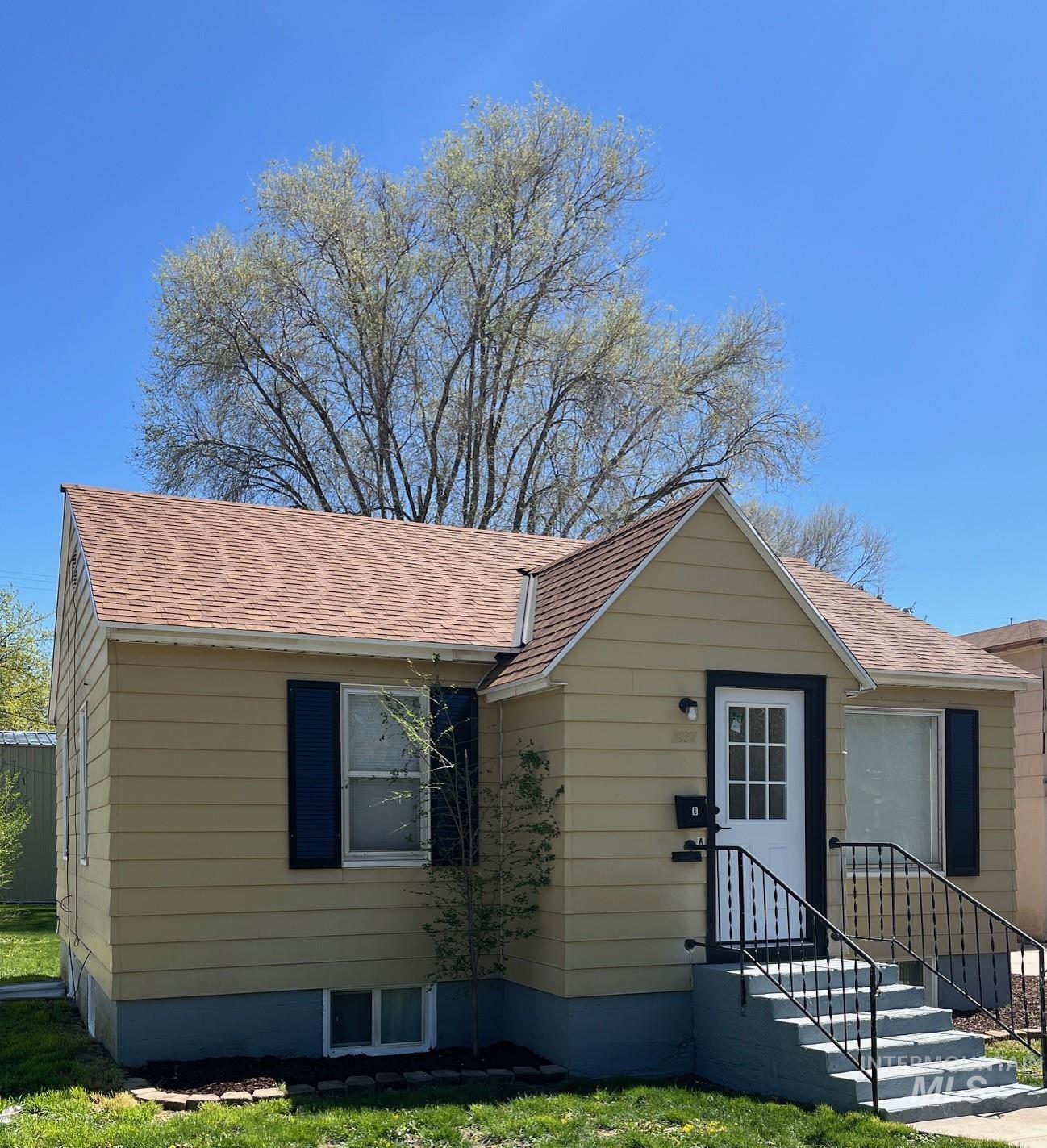 412 S S Juniper St, Nampa, Idaho 83686, 2 Bedrooms, 1 Bathroom, Residential Income For Sale, Price $399,900,MLS 98907269