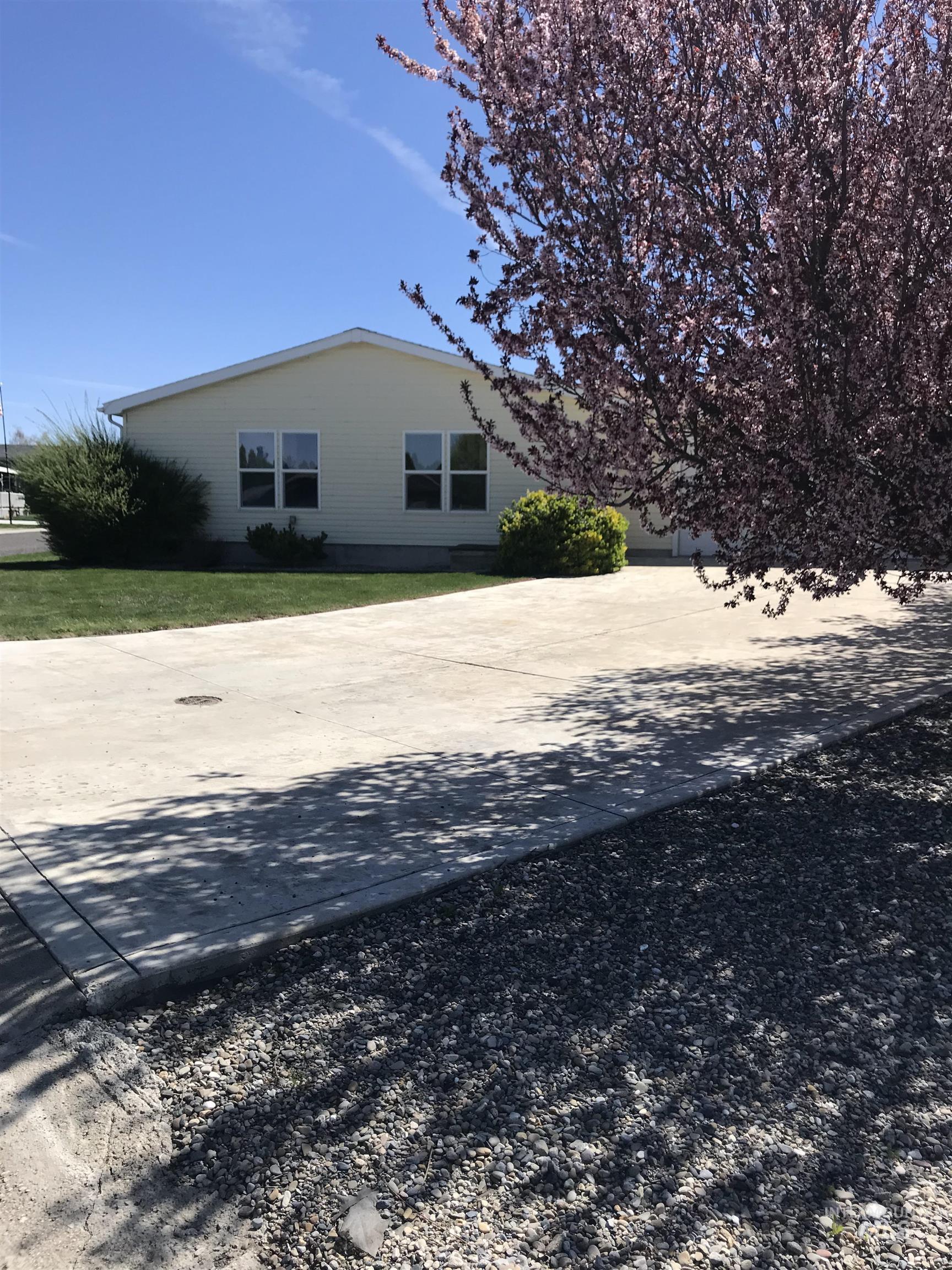 910 Moonglo Rd, Buhl, Idaho 83316-9999, 3 Bedrooms, 2 Bathrooms, Residential For Sale, Price $225,000,MLS 98907589