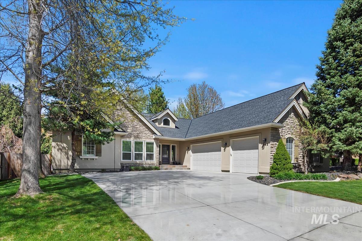 742 E Cloverhill Ct, Eagle, Idaho 83616-0000, 4 Bedrooms, 4 Bathrooms, Residential For Sale, Price $949,000,MLS 98907986
