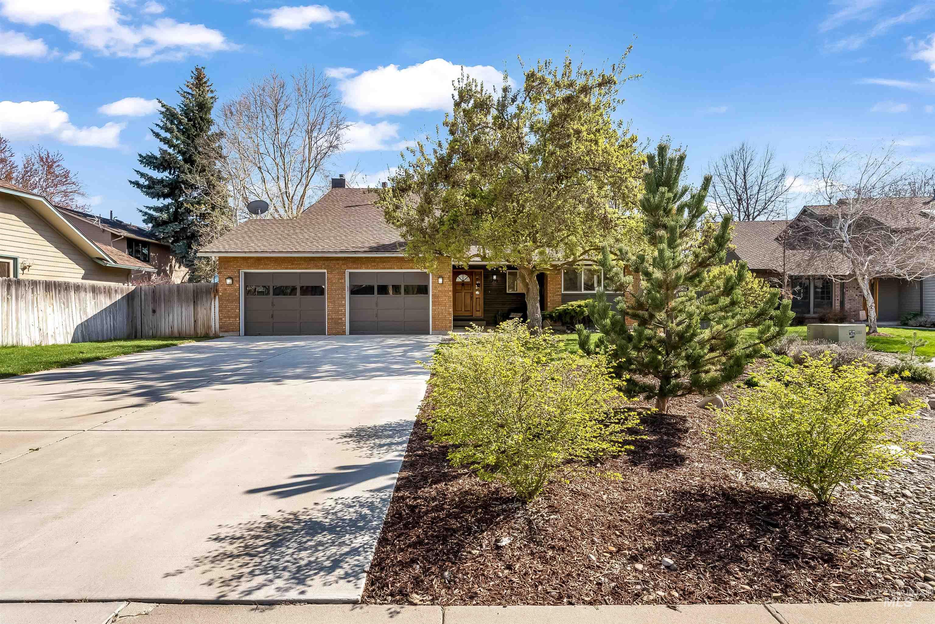 1259 E Woodvine Ct, Boise, Idaho 83706, 3 Bedrooms, 2.5 Bathrooms, Residential For Sale, Price $699,900,MLS 98908191