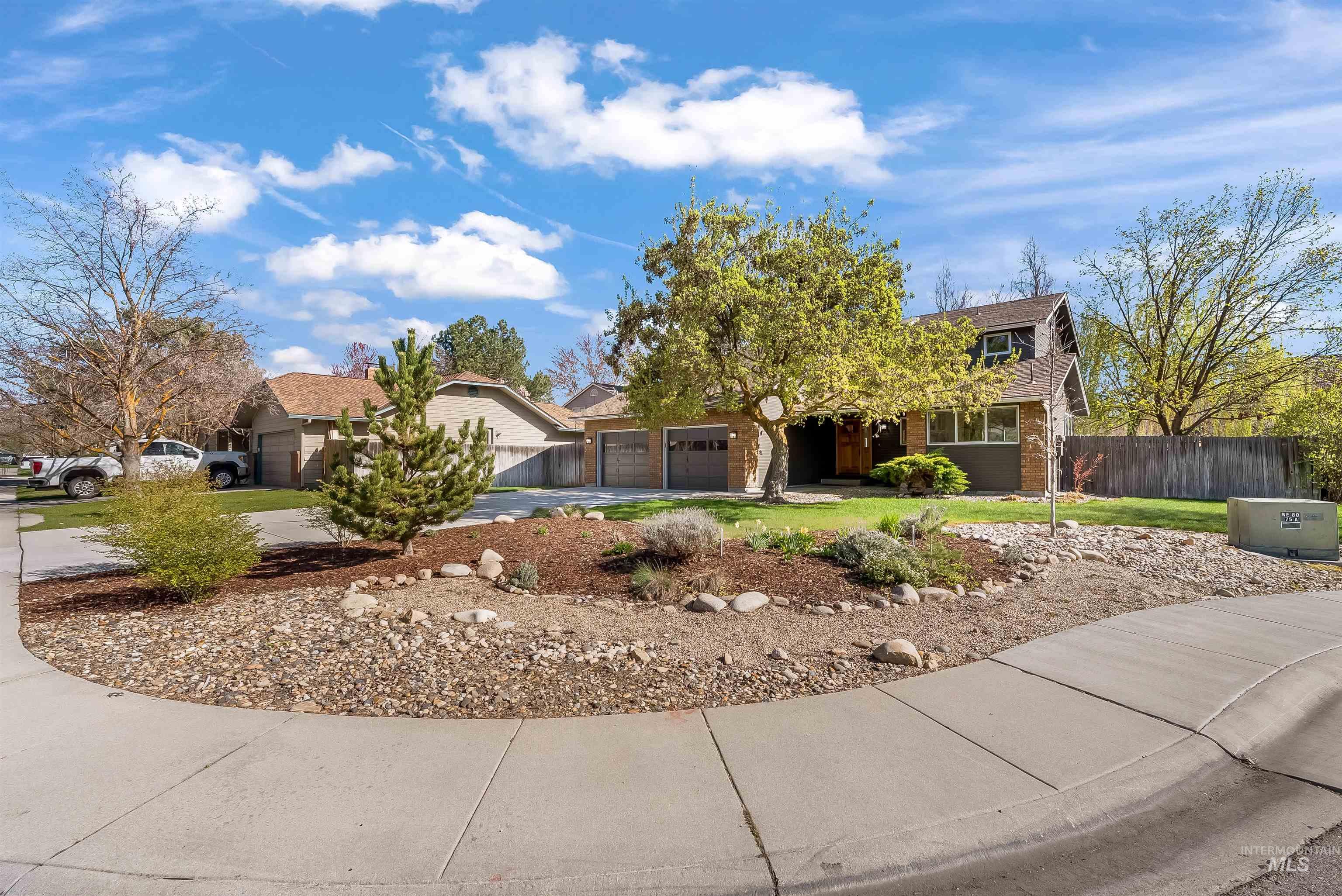 1259 E Woodvine Ct, Boise, Idaho 83706, 3 Bedrooms, 2.5 Bathrooms, Residential For Sale, Price $699,900,MLS 98908191