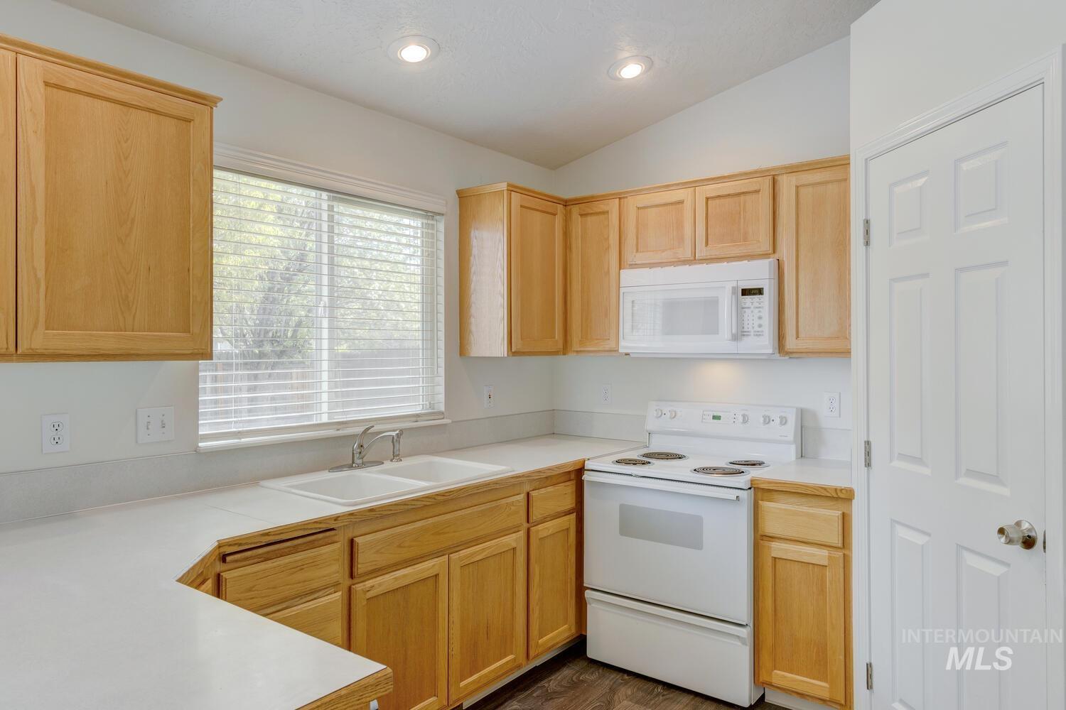 712 N Shady Grove Way, Kuna, Idaho 83634, 3 Bedrooms, 2 Bathrooms, Residential For Sale, Price $379,900,MLS 98908946