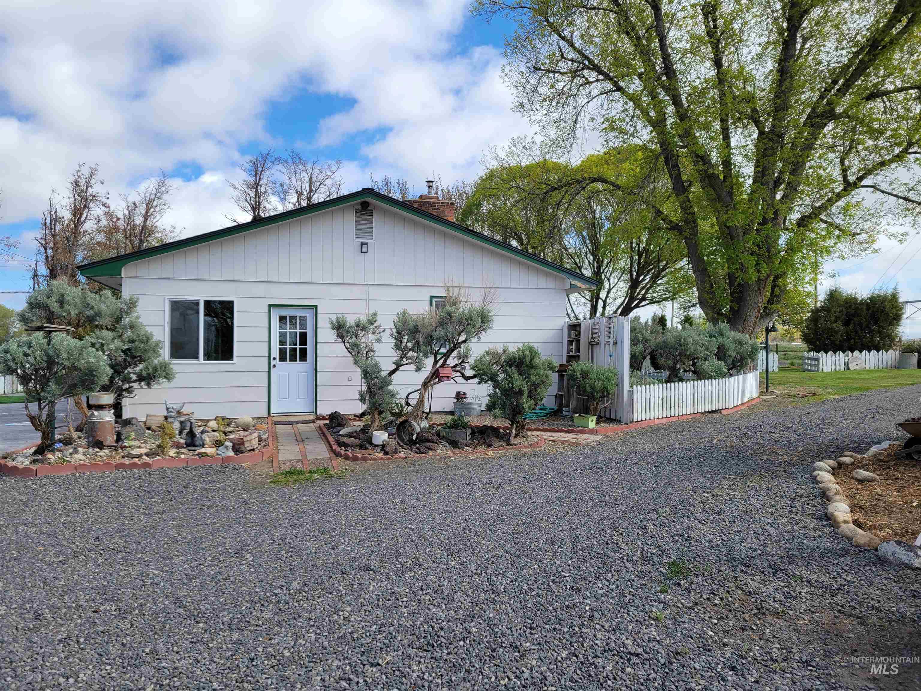 2405 Ritchie Rd, Hagerman, Idaho 83332, 3 Bedrooms, 1.5 Bathrooms, Residential For Sale, Price $489,900,MLS 98909213