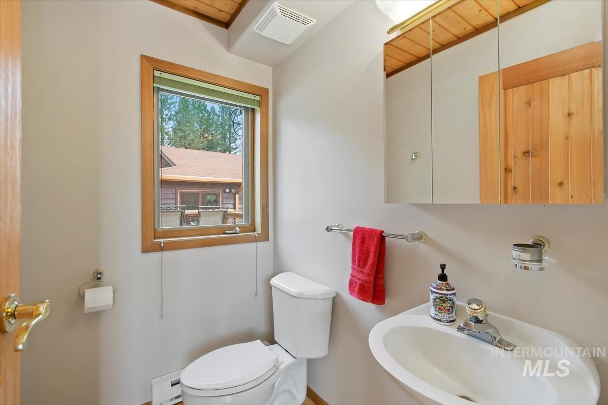 101 Scriver Woods Road, Garden Valley, Idaho 83622, 3 Bedrooms, 3.5 Bathrooms, Residential For Sale, Price $979,000,MLS 98909243
