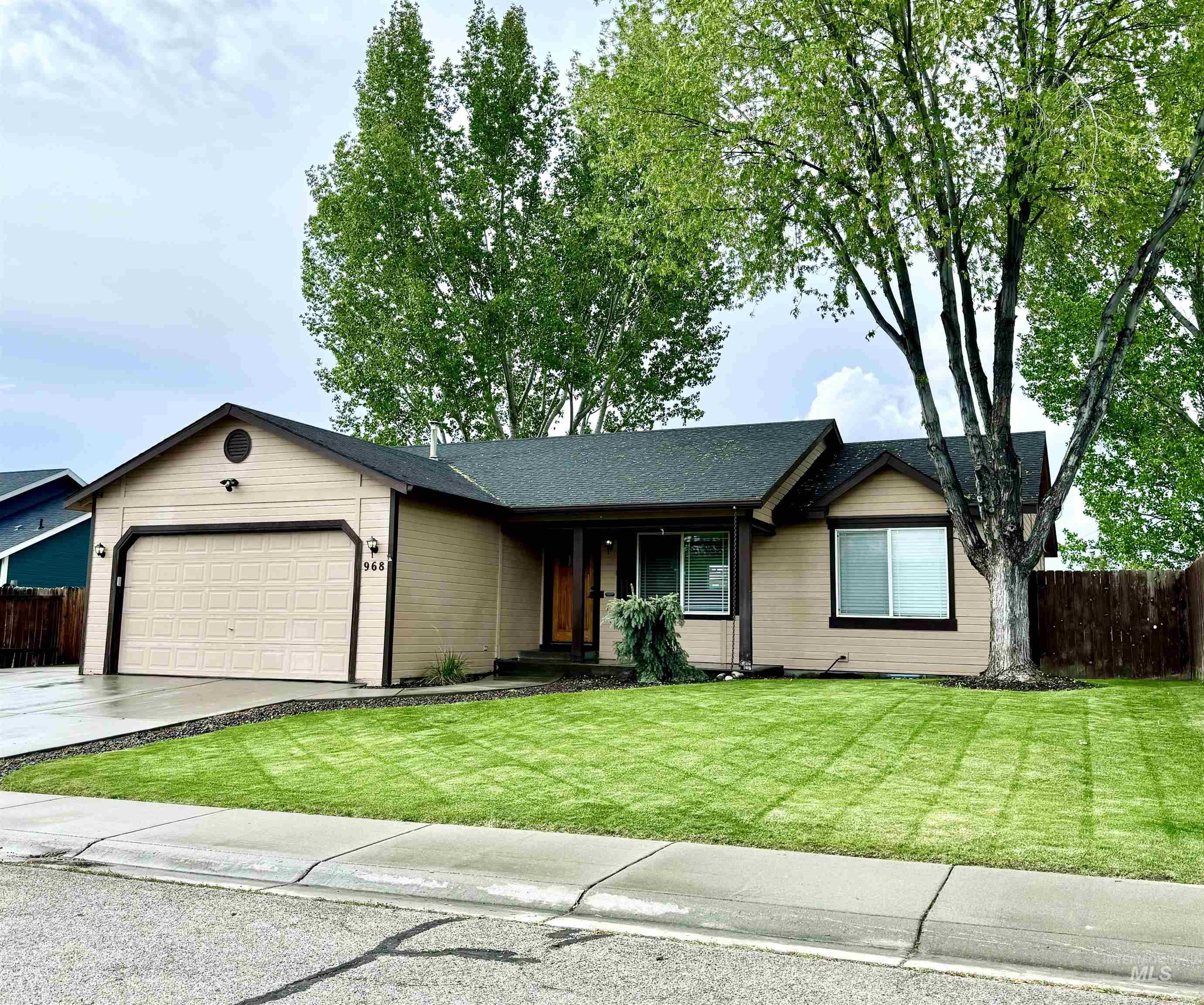 968 W Gold St., Kuna, Idaho 83634, 3 Bedrooms, 2 Bathrooms, Residential For Sale, Price $375,000,MLS 98909369