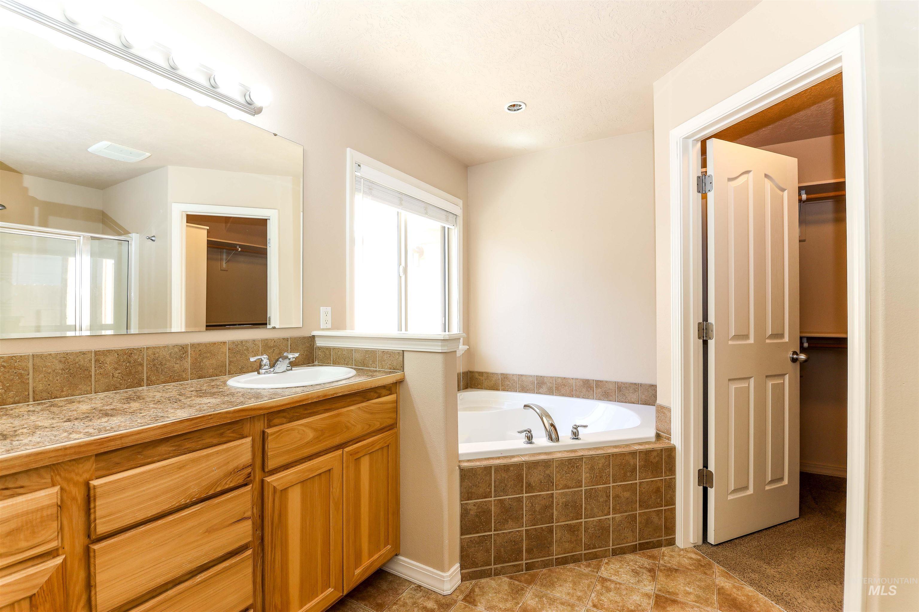 956 S Pencil Avenue, Kuna, Idaho 83634, 5 Bedrooms, 2.5 Bathrooms, Residential For Sale, Price $448,500,MLS 98909379