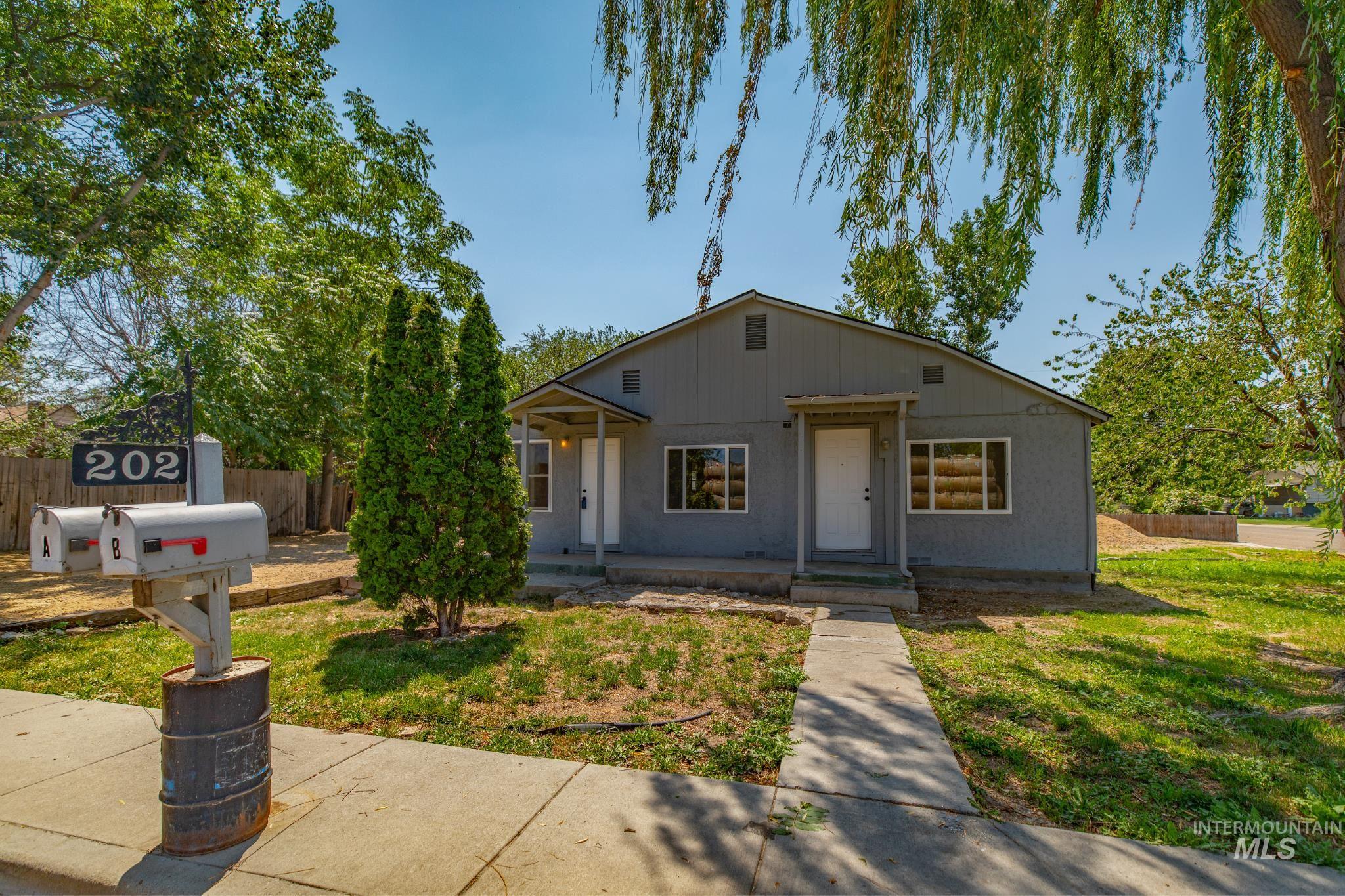202 E Galveston St, Caldwell, Idaho 83605, 2 Bedrooms, 1 Bathroom, Residential Income For Sale, Price $385,000,MLS 98909384