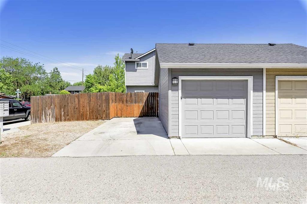 2201 S Leadville Ave, Boise, Idaho 83706, 2 Bedrooms, 2 Bathrooms, Residential For Sale, Price $399,900,MLS 98909497