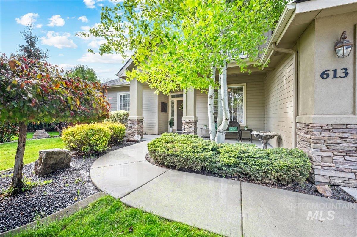 613 E Lava Falls St., Meridian, Idaho 83646, 4 Bedrooms, 2.5 Bathrooms, Residential For Sale, Price $679,900,MLS 98909561