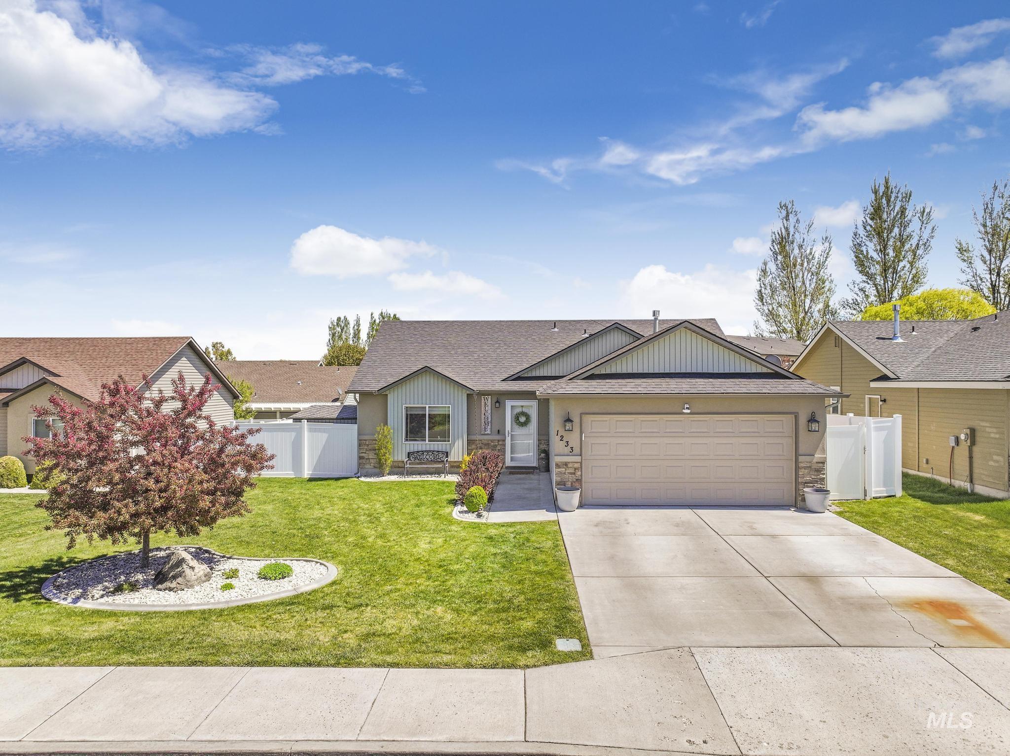 1233 Kenyon Rd, Twin Falls, Idaho 83301-5580, 3 Bedrooms, 2 Bathrooms, Residential For Sale, Price $334,900,MLS 98910054