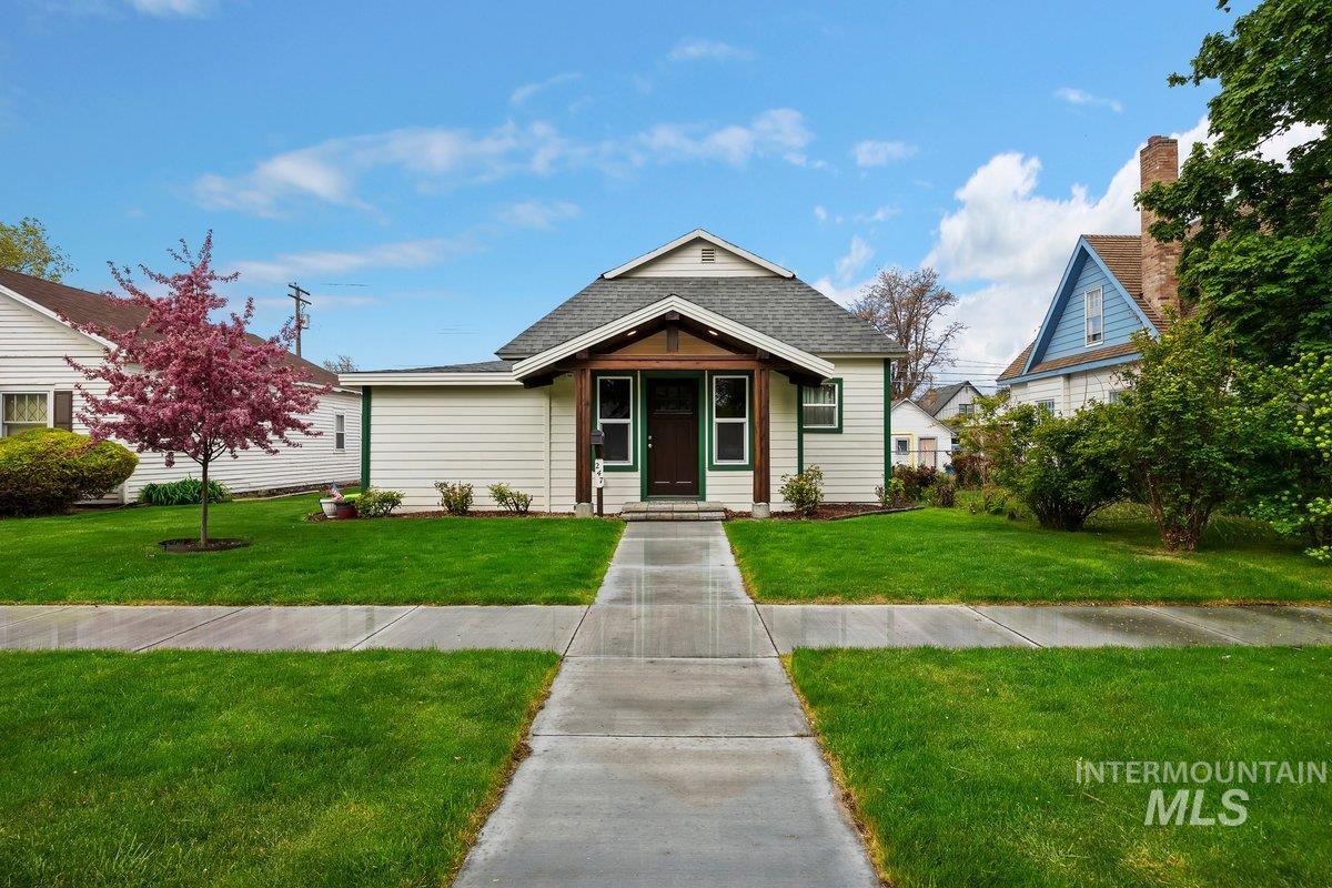 247 8th Ave N, Twin Falls, Idaho 83301, 2 Bedrooms, 1 Bathroom, Residential For Sale, Price $295,000,MLS 98911028