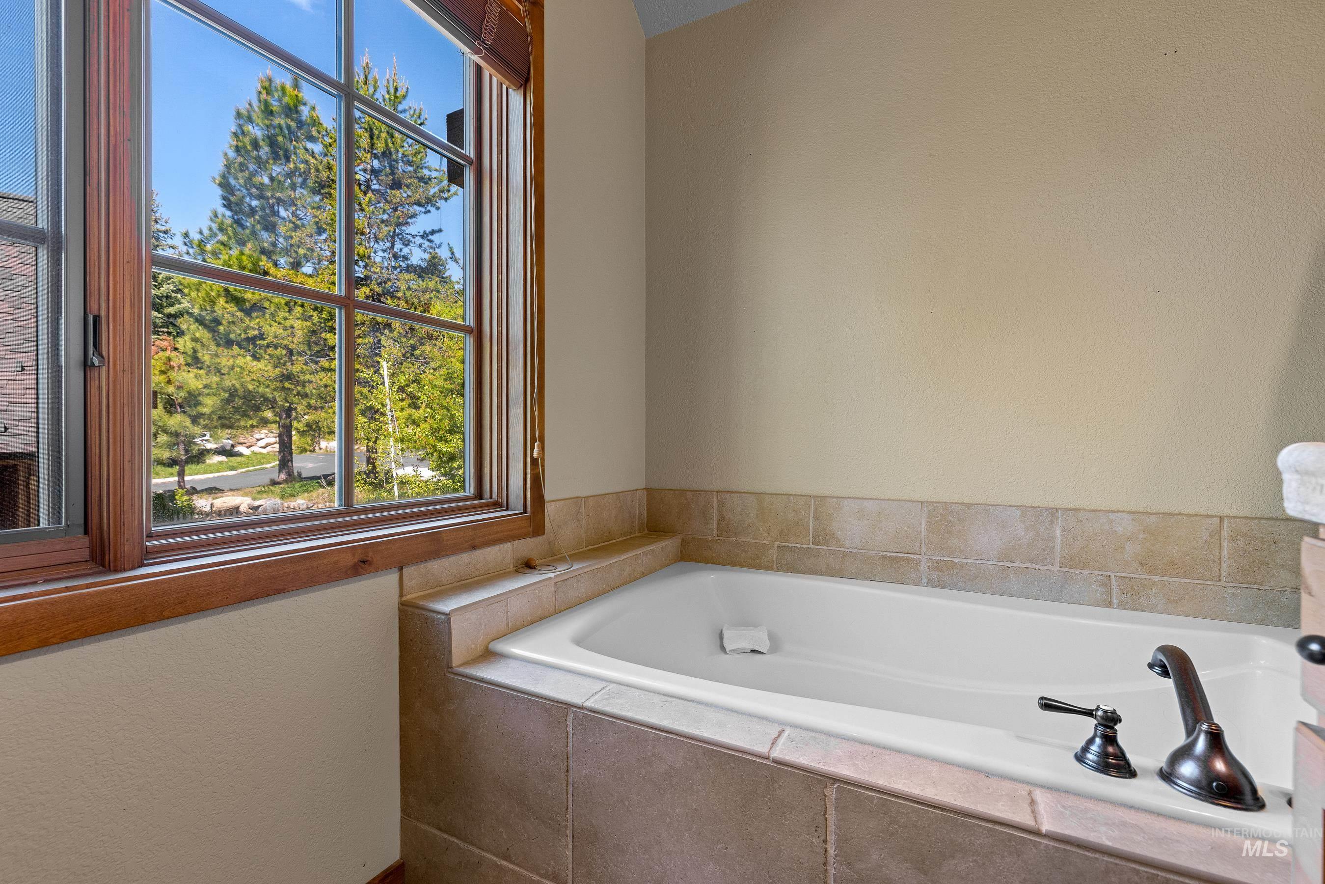 25 Golden Bar Court, Donnelly, Idaho 83615, 2 Bedrooms, 3 Bathrooms, Residential For Sale, Price $849,000, 98912907