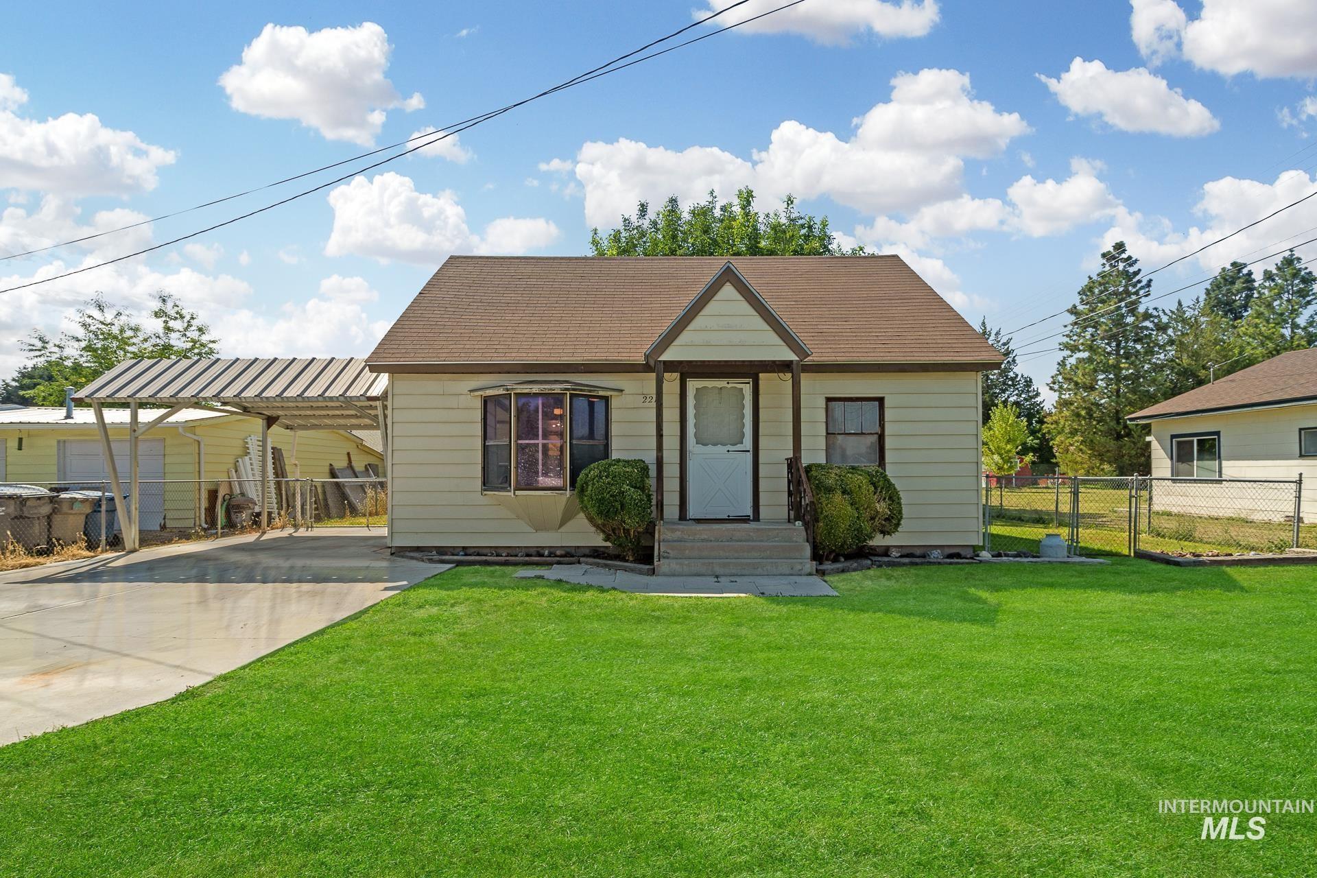 2216 S Montana Avenue, Caldwell, Idaho 83605, 3 Bedrooms, 1 Bathroom, Residential For Sale, Price $309,000, 98913928