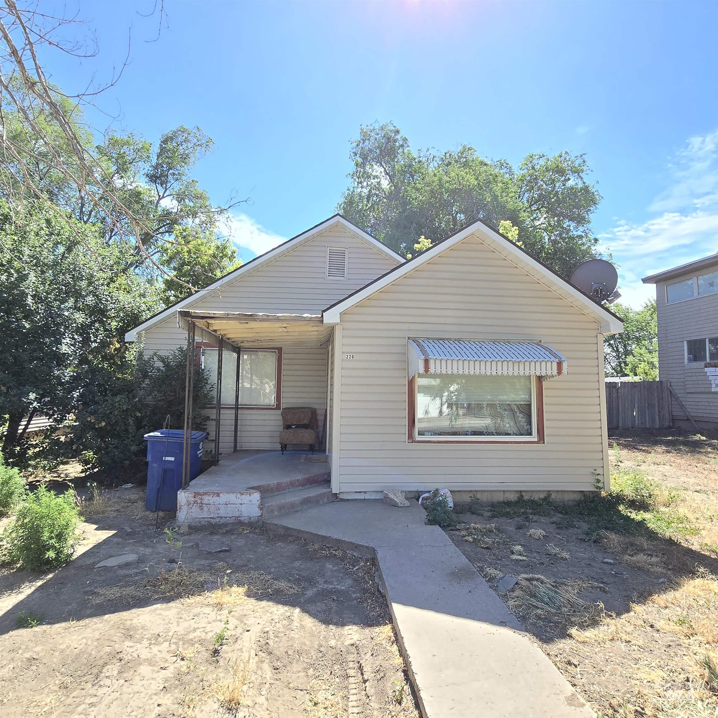 220 Harrison St., Twin Falls, Idaho 83301, 3 Bedrooms, 1 Bathroom, Residential Income For Sale, Price $299,000,MLS 98915997