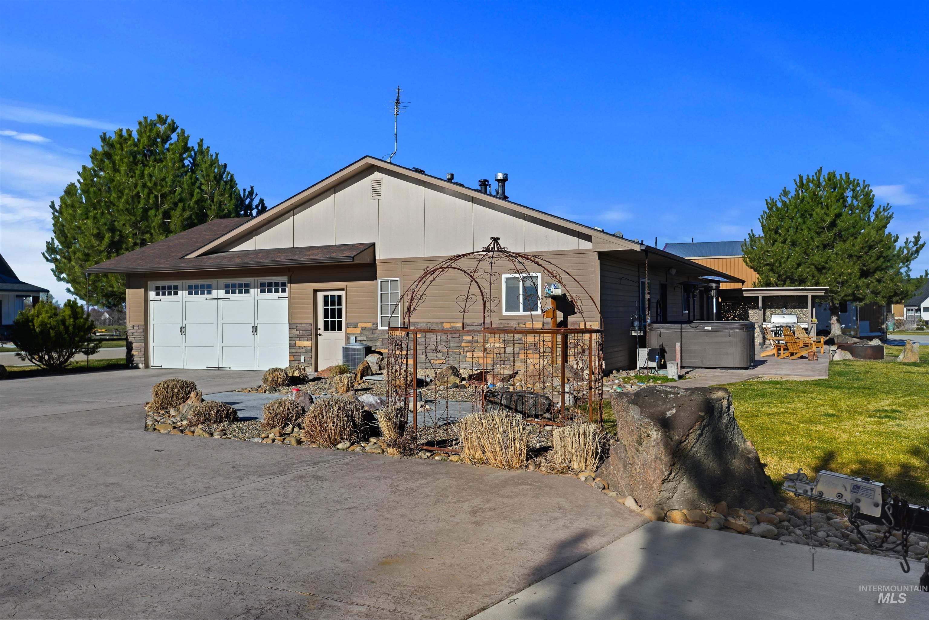 21246 Oakwood Drive, Greenleaf, Idaho 83626, 3 Bedrooms, 2 Bathrooms, Residential Income For Sale, Price $985,050,MLS 98916533