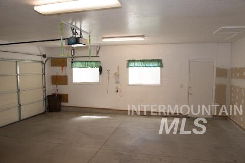 482 / 486 SE 1st Ave, Ontario, Oregon 97914, 3 Bedrooms, 7 Rooms, Business/Commercial For Sale, Price $399,000,MLS 98917553