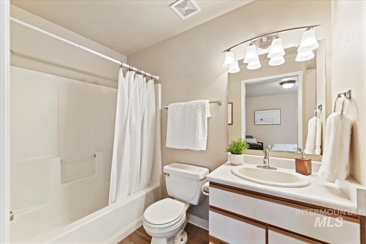 2285 S Challenger Ln 102, Boise, Idaho 83705, 2 Bedrooms, 2 Bathrooms, Residential Income For Sale, Price $299,000, 98919843