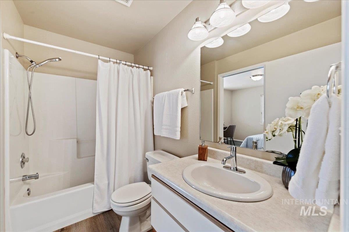 2285 S Challenger Ln 102, Boise, Idaho 83705, 2 Bedrooms, 2 Bathrooms, Residential Income For Sale, Price $299,000, 98919843