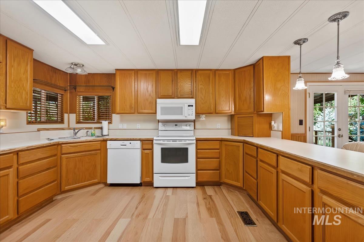397 Silver City Dr., Boise, Idaho 83713, 3 Bedrooms, 2 Bathrooms, Residential For Sale, Price $174,900,MLS 98921580