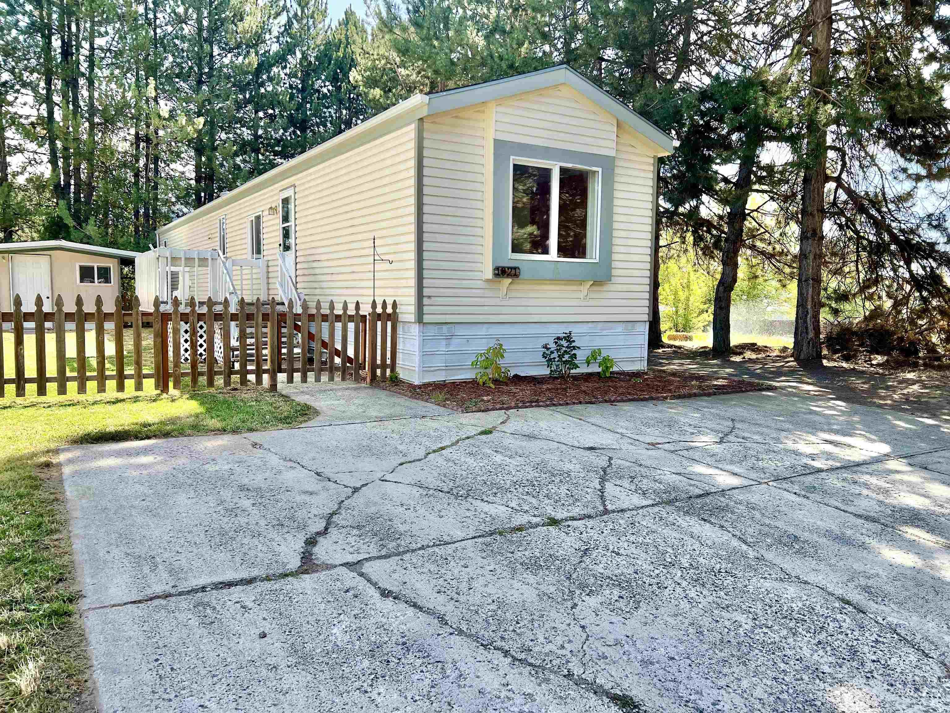 609 N Almon, Moscow, Idaho 83843, 2 Bedrooms, 2 Bathrooms, Residential For Sale, Price $58,000, 98921913