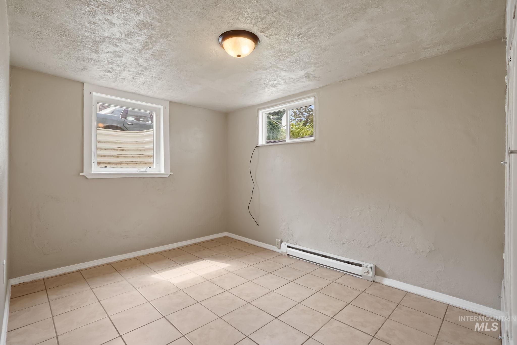 615 S 9th Ave, Caldwell, Idaho 83605, 2 Bedrooms, 1 Bathroom, Residential Income For Sale, Price $337,900, 98921932