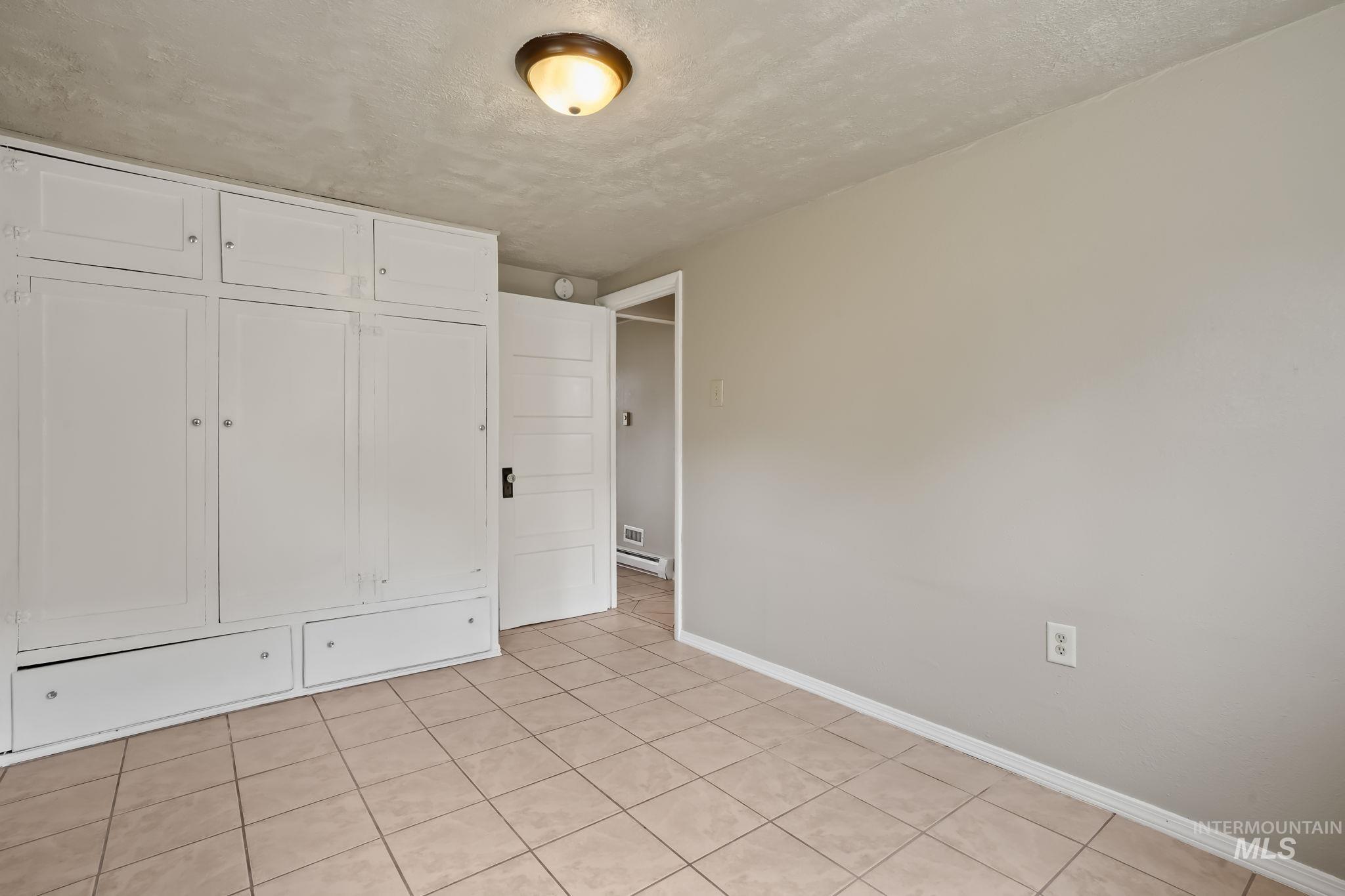 615 S 9th Ave, Caldwell, Idaho 83605, 2 Bedrooms, 1 Bathroom, Residential Income For Sale, Price $337,900, 98921932