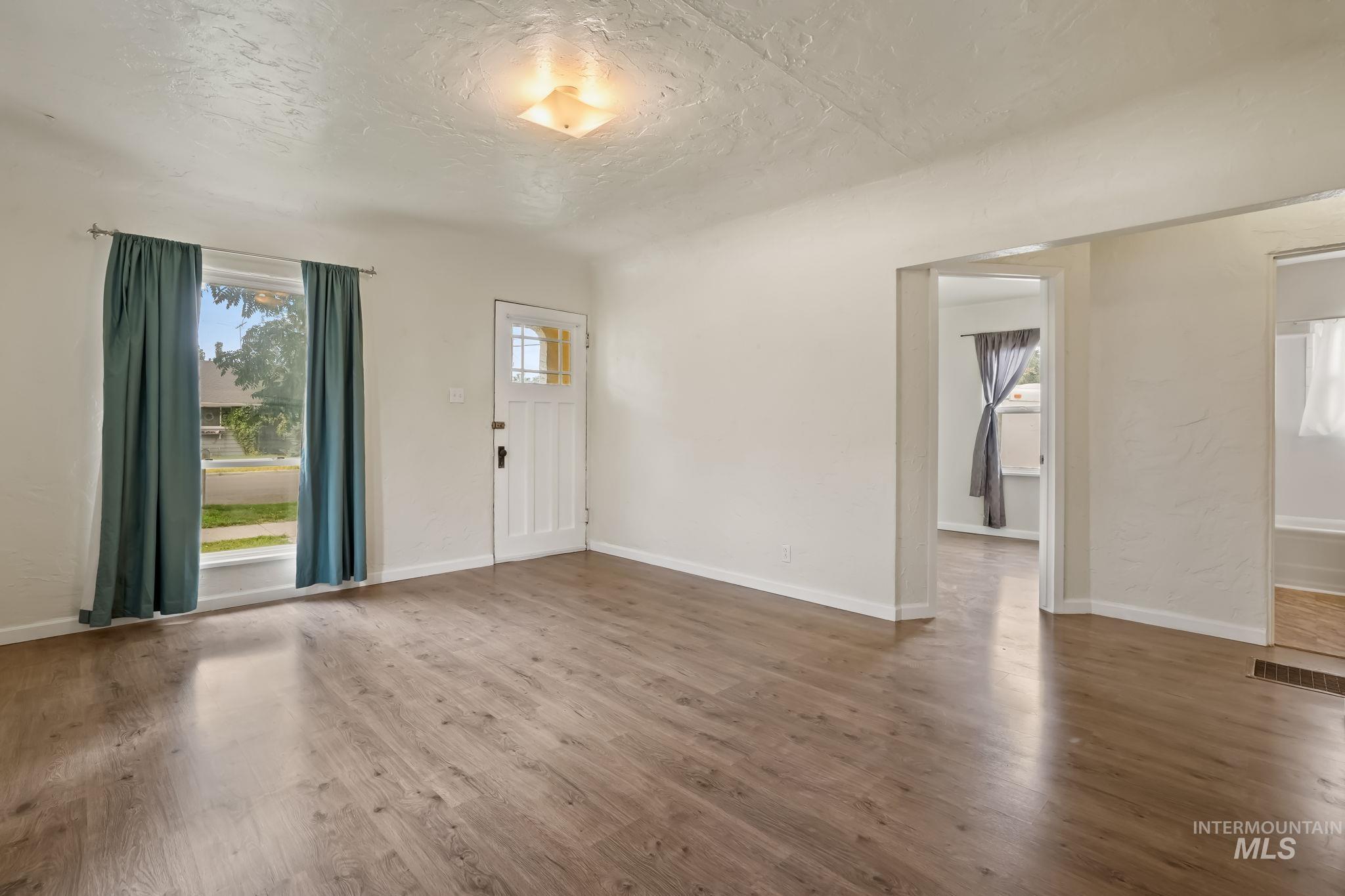 615 S 9th Ave, Caldwell, Idaho 83605, 2 Bedrooms, 1 Bathroom, Residential Income For Sale, Price $337,900, 98921932