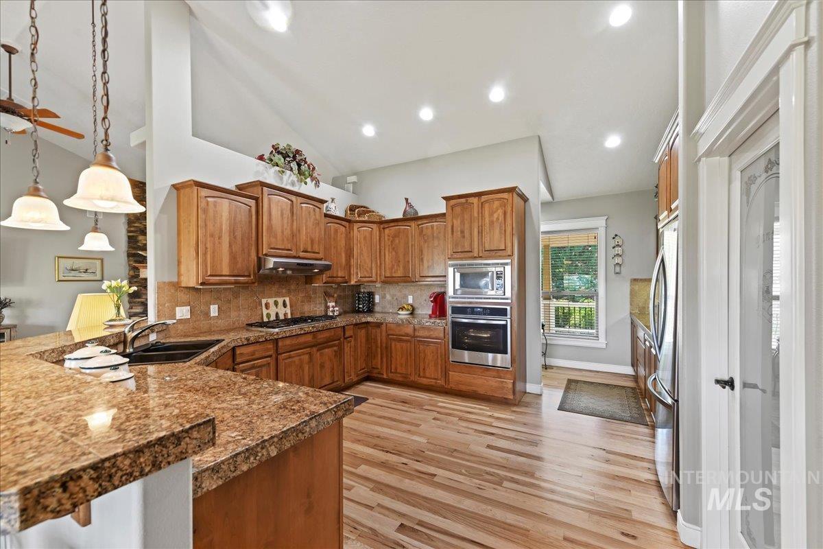 24528 Star Crest Ct, Middleton, Idaho 83644, 3 Bedrooms, 2.5 Bathrooms, Residential For Sale, Price $885,000,MLS 98921942
