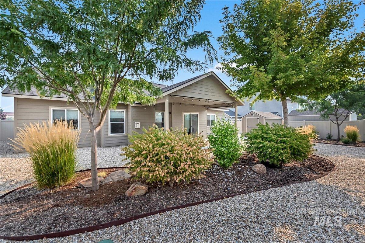 995 E Yaquina Bay Dr, Nampa, Idaho 83686, 3 Bedrooms, 2 Bathrooms, Residential For Sale, Price $437,525,MLS 98922562