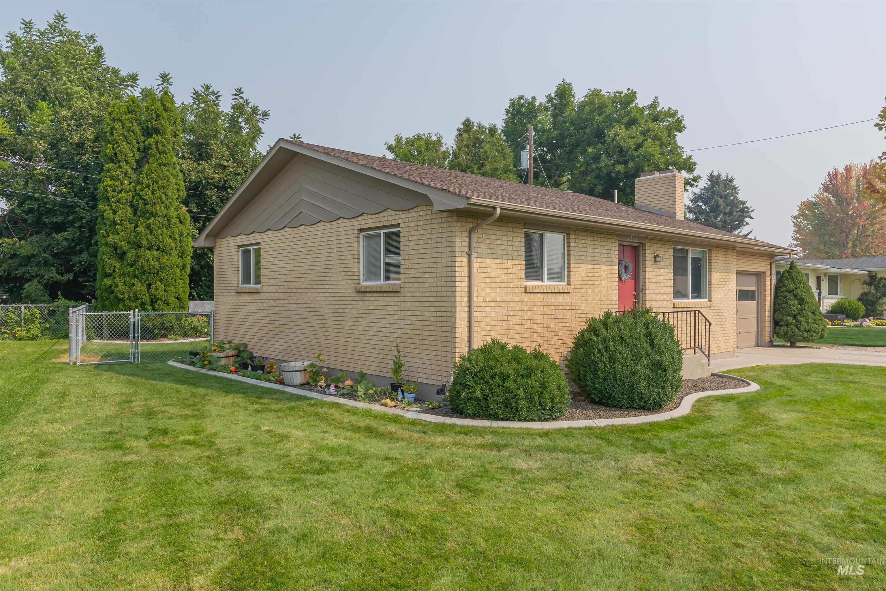 1518 E Dakota Ave, Nampa, Idaho 83686, 2 Bedrooms, 1 Bathroom, Residential For Sale, Price $315,000,MLS 98922569