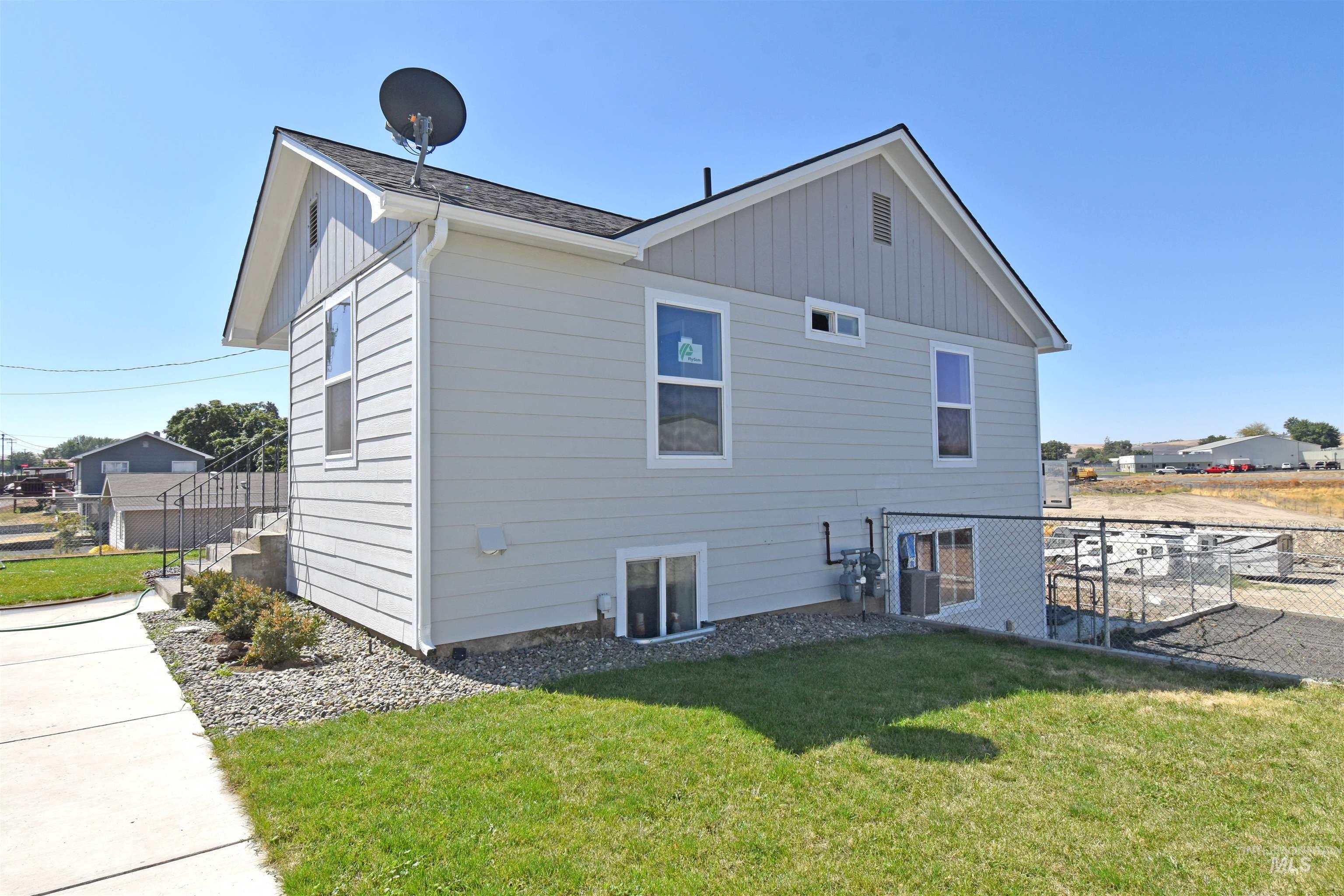 2342-2344 19th Street, Clarkston, Washington 99403, 2 Bedrooms, 1 Bathroom, Residential Income For Sale, Price $389,000, 98922616