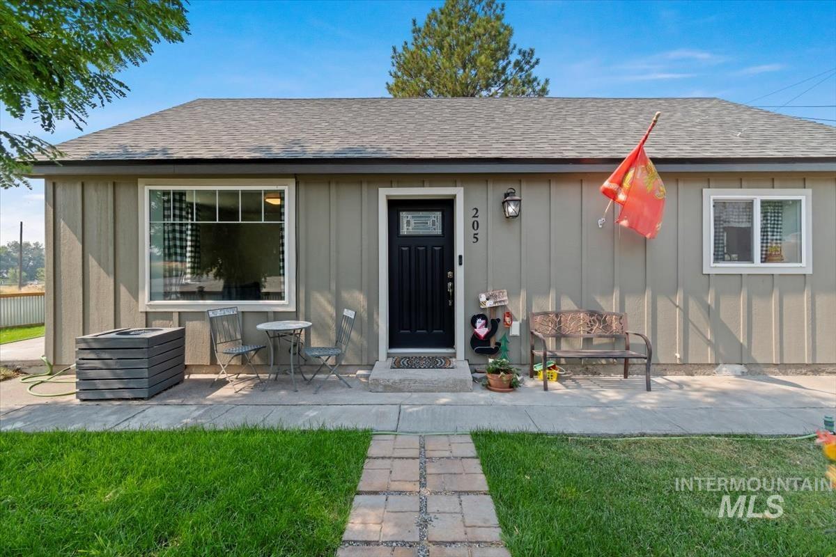 205 N Owyhee St, Glenns Ferry, Idaho 83623-2410, 2 Bedrooms, 1 Bathroom, Residential Income For Sale, Price $309,000, 98922780