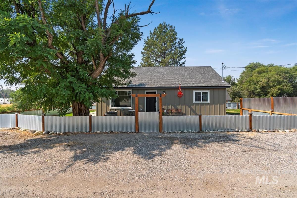 205 N Owyhee St, Glenns Ferry, Idaho 83623-2410, 2 Bedrooms, 1 Bathroom, Residential Income For Sale, Price $309,000, 98922780
