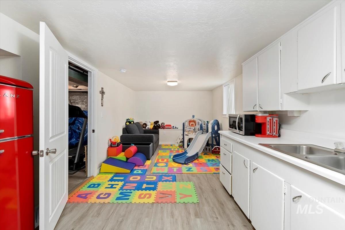 205 N Owyhee St, Glenns Ferry, Idaho 83623-2410, 2 Bedrooms, 1 Bathroom, Residential Income For Sale, Price $309,000, 98922780