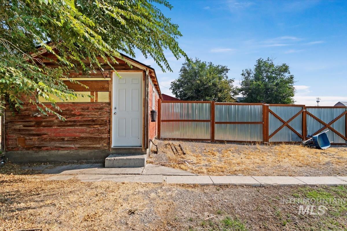 205 N Owyhee St, Glenns Ferry, Idaho 83623-2410, 2 Bedrooms, 1 Bathroom, Residential Income For Sale, Price $309,000, 98922780